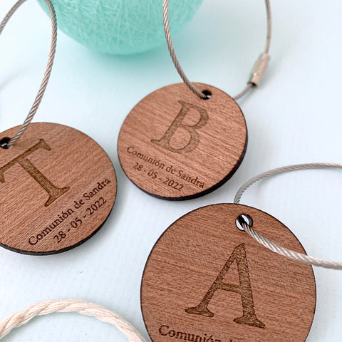 Llaveros de madera con iniciales