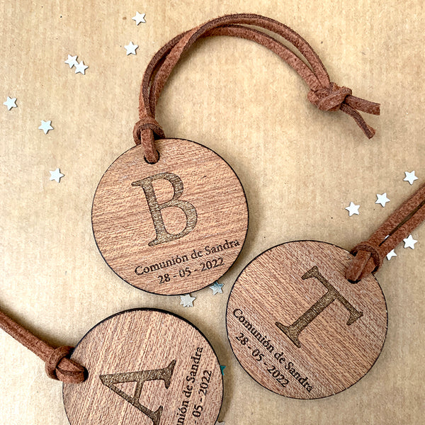 Llaveros de madera con iniciales